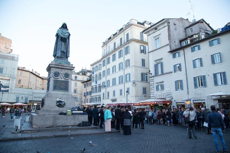 Eine Bronzestatue des Universalgelehrten Giordano Bruno auf einem Platz in Rom.